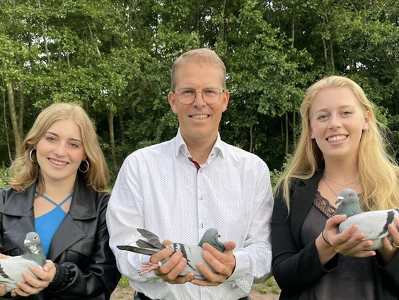Annemijn is 19 en doet aan duivensport