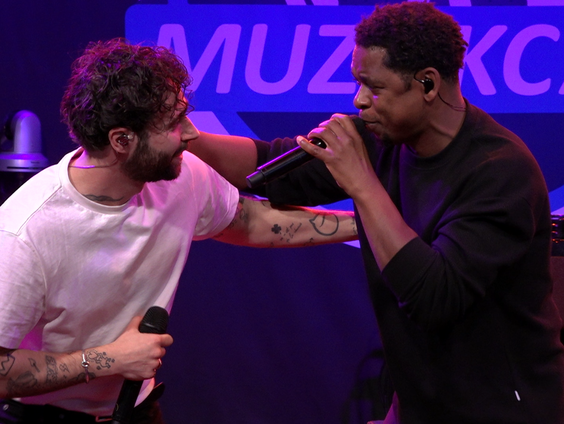 Typhoon ft. Freez - Ala Day | live in Muziekcafé