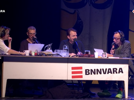 Cabaret: waar zijn de portofoons van de politie ?