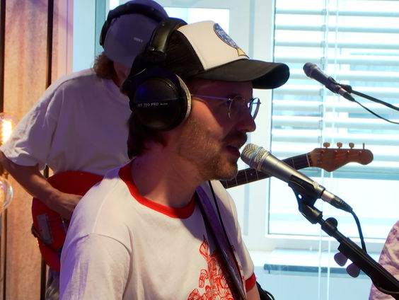Elephant - Hometown live in Muziekcafé vanuit de studio