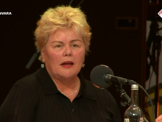 Ineke van Gent, burgemeester van Schiermonnikoog, was in het 35-jarig bestaan van Spijkers met Koppen reg ...