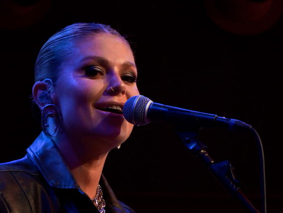 Roxeanne Hazes - Ik Ben Vrij | live in Muziekcafé