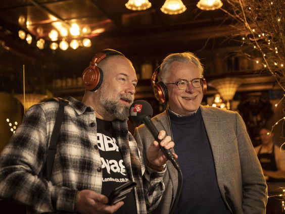 Burgmeester Koen Schuiling speelt de Top 2000 shuffle