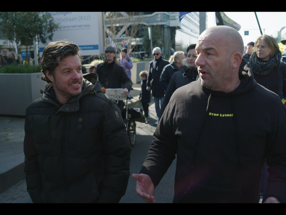 Filemon Wesselink dook in de wereld van complotten: "Vaak geeft het ze ook heel veel"