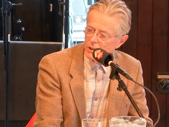 Joris Voorhoeve haalt Oekraïense vluchtelingen weg aan de Poolse grens en zorgt voor een veilig onderkomen.