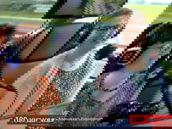 Wijkhoofden Charlotte en Eveline delen hun ervaringen met de KWF-collecte