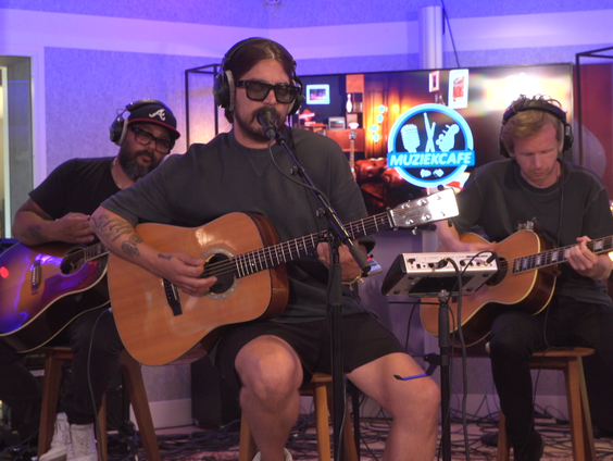 Waylon - Ergens In Het Midden | live in Muziekcafé