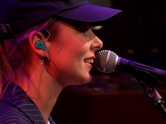 SERA - Only Us live in Muziekcafé