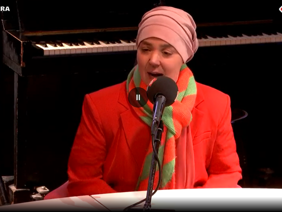 Tweede op de lijst van GroenLinks-PvdA Esmah Lahlah schuift aan met haar favoriete leraar van de basisschool.