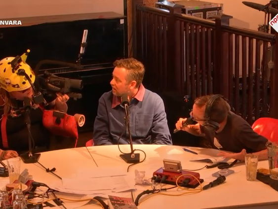 in het nieuwe televisieprogramma 'Snap Shot' leert fotograaf Jan Dirk van der Burg kinderen de kneepjes v ...