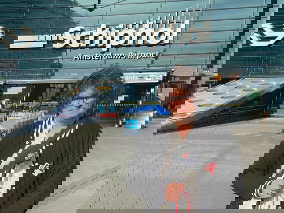 Britten gaan naar huis voor uitvaart Queen Elizabeth, ziet Jesse op Schiphol