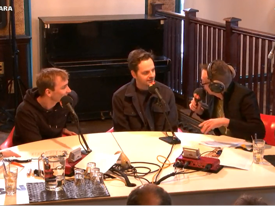 De Rundfunk-boys staan in het theater met Schau