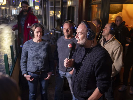 Annette speelt een razendsnelle Top 2000 shuffle