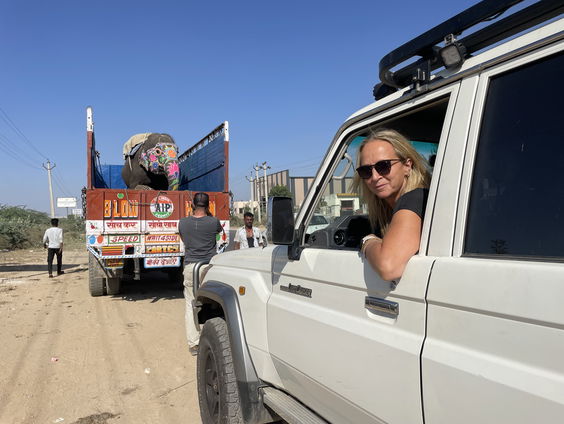 Jeroen verrast Floortje Dessing met de Media Oeuvre Award