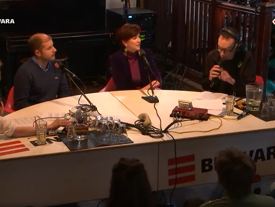 De Fransen zijn woedend en gaan massaal de straat op. Chazia Mourali en Wilco Versteeg hierover.