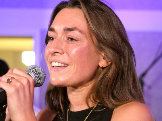 Savine - Head Over Heels (Live @ Giel)