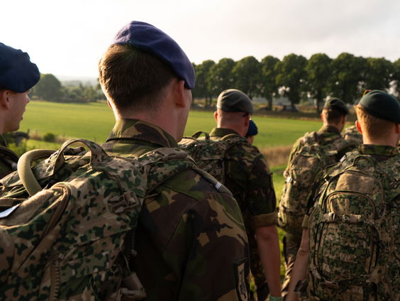 Militair Simon legt verplichte bepakking uit: "10 kilo exclusief water"
