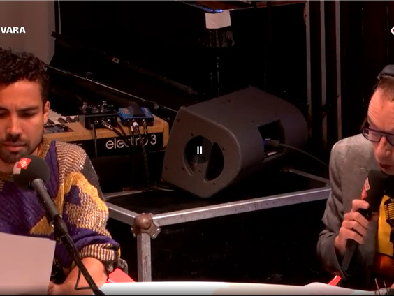 Cabaret: een rat en een aap schuiven aan