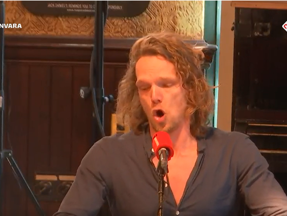 Cabaret: de voetbalsupporter schuift aan over de ongeregeldheden