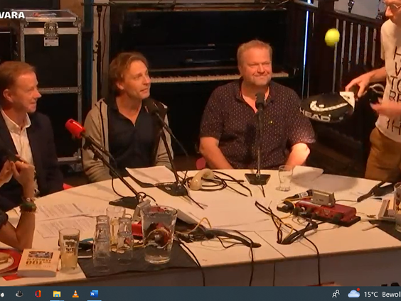 Balsport Padel is razend populair, maar het galmende geluid niet