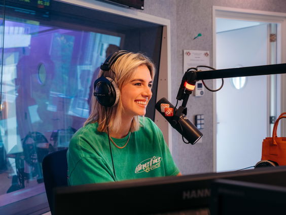 Maan komt nieuwe track en videoclip Sowieso Overhoop brengen