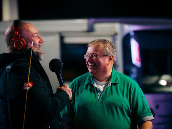Luisteraar Helwin geeft live vanuit het tankstation een recensie van Tankstation