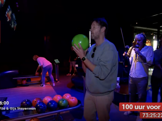 Gijs en Ruud doen bowling challenge voor het KWF op Vakantiepark Westerbergen