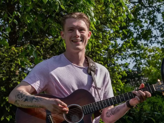 Lucas Nicholas gaat viral met zijn TikTok-cover van Het Regent Zonnestralen