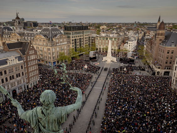 Luisteraar Minou is vlaggenwacht bij de dodenherdenking in Schiedam