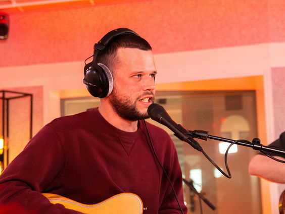 White Lies kiest voor donker randje As I Try Not To Fall Apart: "We houden van serieusheid in songteksten"