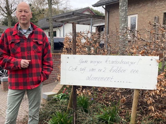 Na drie weken(!) heeft Frans Bouhuis eindelijk z'n krantje terug door bord-in-tuin-actie