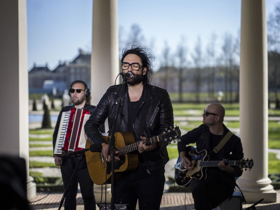 Blaudzuns WIDE OPEN heeft diepe boodschap: 'Kijken elkaar nauwelijks in de ogen'