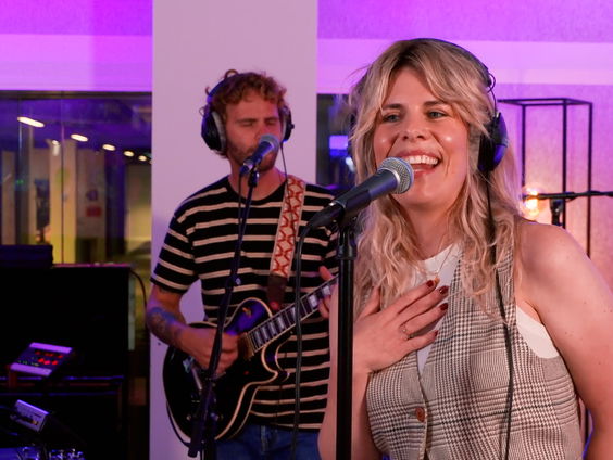 Blackbird - Stuck In The Middle With You (Stealers Wheel cover)