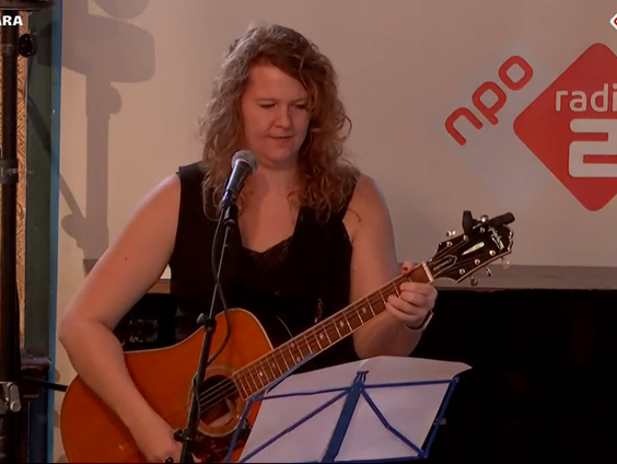 Cabaret: Kiki adviseert om niet op een vrouw te stemmen