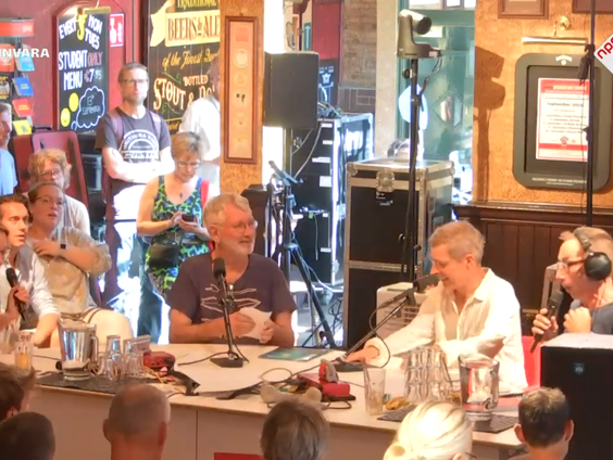 De Amsterdamse gemeenteraad overweegt een visverbod in de stad. Hans Sibbel met Wim Maat van Stichting Vi ...