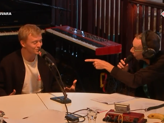 De zeespiegel stijgt. Programmamaker Nicolaas Veul zoekt als 'Klimaatverkenner' een goed heenkomen