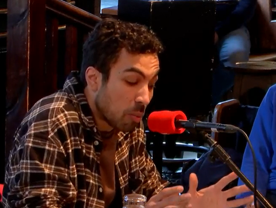 Cabaret: de politie haalt bellers en app’ers van de weg.