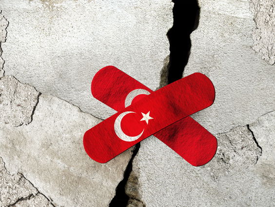 BNNVARA-redacteur Tugce Daglayan helpt in Turkije aardbevingsslachtoffers