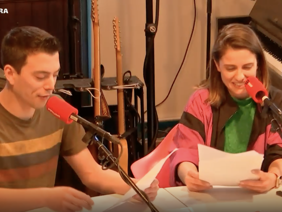 Cabaret: twee Saharazand korrels zoeken nieuwe huisvesting