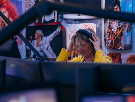 Nieuwslezer Carmen Verheul bijna geraakt door champagnekurk tijdens allereerste Aan De Slag!