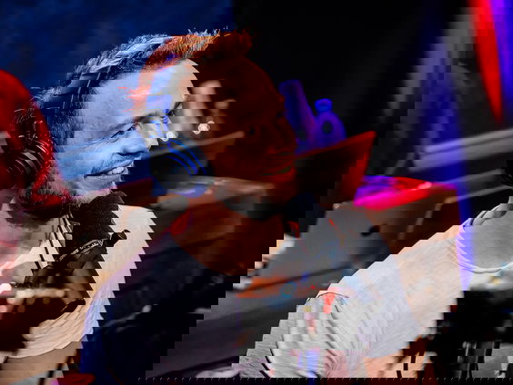 Sportpresentator en muziekliefhebber Henry Schut bezoekt Top 2000 Stemfinaledag