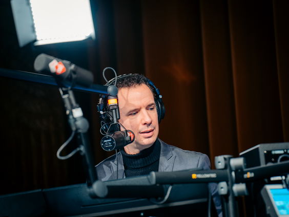 Bart Arens hoor je met Aan De Slag! live vanuit het Verenigd Koninkrijk tijdens het Songfestival
