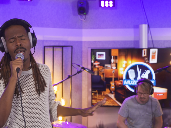 Jeangu Macrooy - A Little Greener | live in Muziekcafé