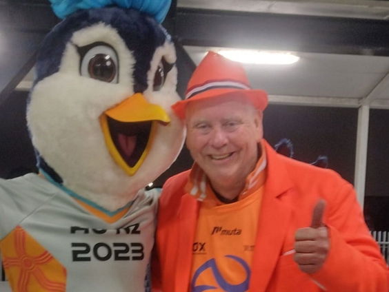 Megafan Peter vannacht voor de 145ste keer bij wedstrijd van de Oranje Leeuwinnen