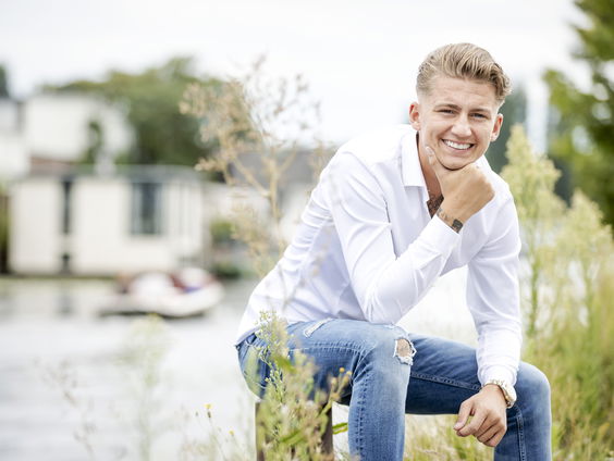 Mart Hoogkamer tikte flink wat koffie achterover om over zijn nieuwe persoonlijke single te vertellen