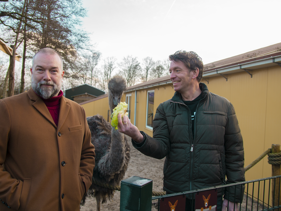 Voorspelstruisvogel Patty verlengt én verdubbelt haar contract met Jan-Willem Start Op