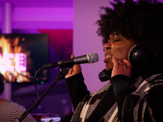 Michelle David & The True Tones - What Christmas Means To Me (Stevie Wonder cover) | Live bij Giel