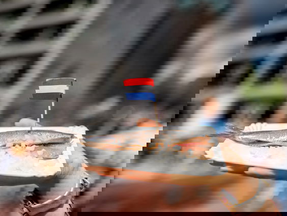 Hoe eet de organisator van Vlaggetjesdag zijn haring?