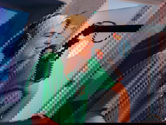 Zangeres Maan speelt de Top 2000 Shuffle