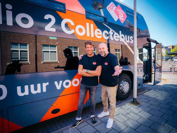 Jan-Willem en Jeroen leggen nieuw collecte-idee voor aan het KWF